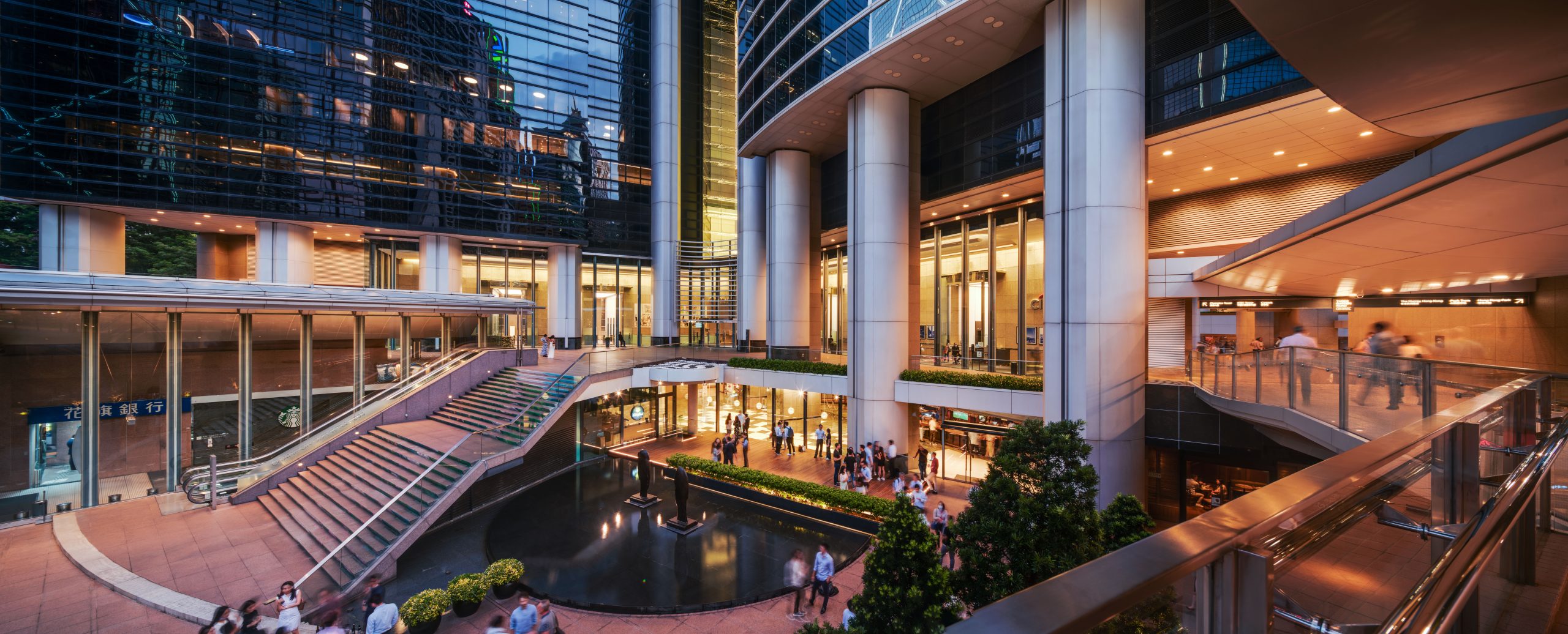 香港職場文化全覽：從天堂到地獄，如何適應並改善工作環境？